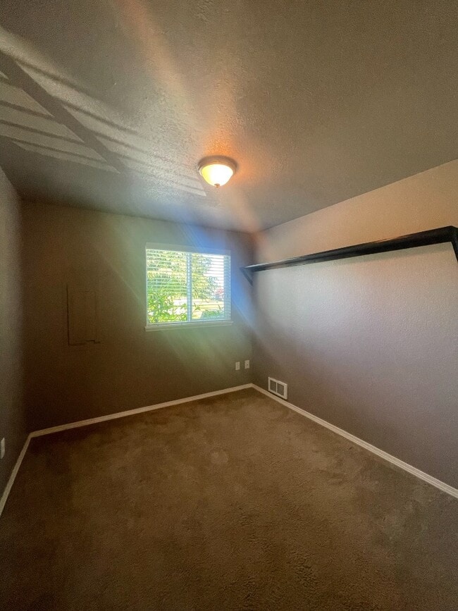Building Photo - Cute 3 bedroom, 1 bath home located in The Meadows!