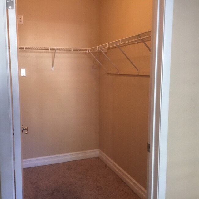 Building Photo - Gated Community * Downstairs 1 bedroom * Community Pool & Fitness Room