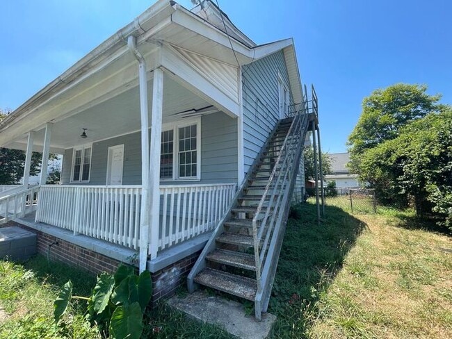 Building Photo - 4 bedroom 2 bath house