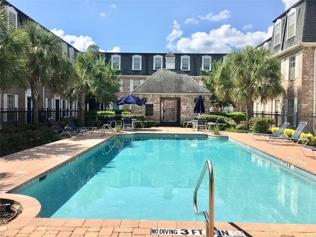 Building Photo - 351 N Post Oak Ln