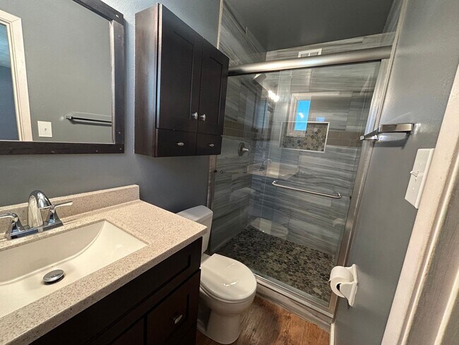 Building Photo - 4 Bedroom 3 Bathroom Parkway Manor 2 Home