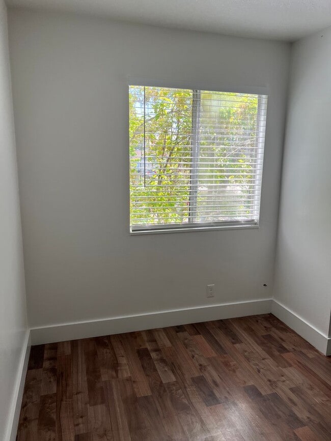 Building Photo - 1030 N 250 W