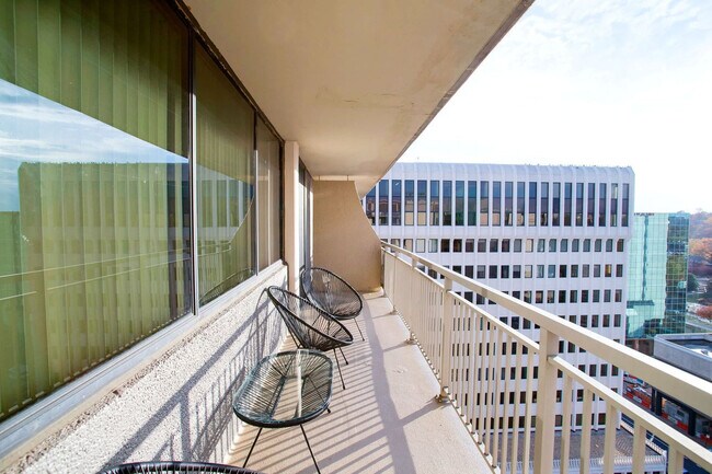 Building Photo - 320 23rd St S