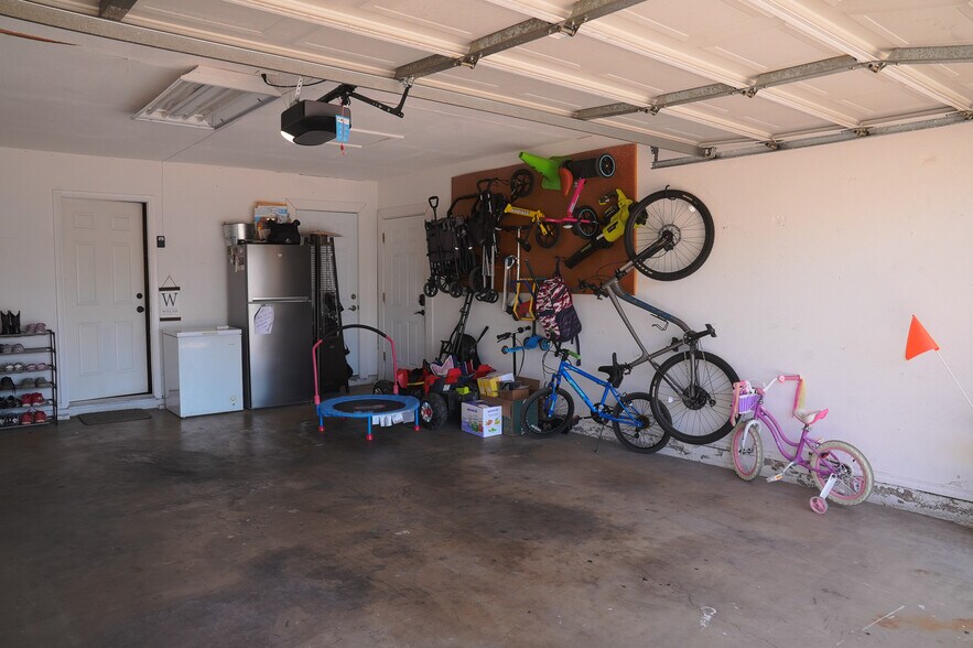 Building Photo - 2526 E Mercer Ln