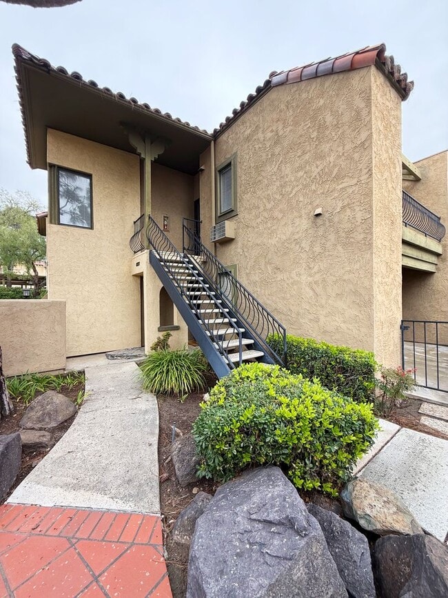 Building Photo - Upstairs 1 Bed/1 Bath Condo in Del Cerro!