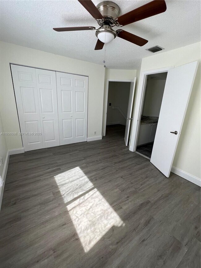 Building Photo - 11383 Lakeview Dr