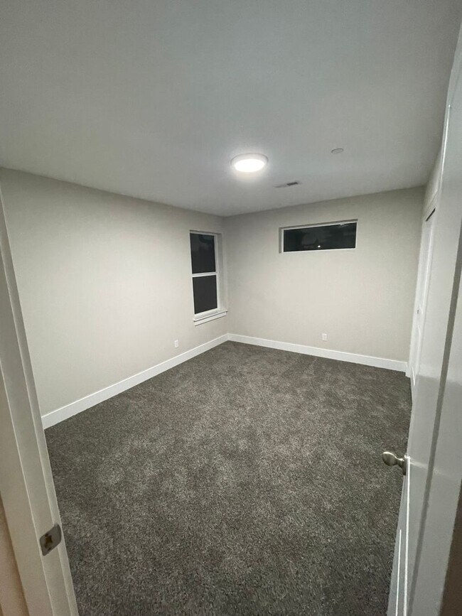 Building Photo - 1401 E Hardcastle Ave