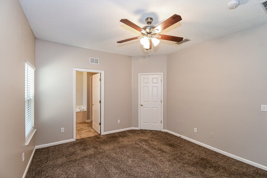 Building Photo - 2741 Acorn Park Dr N
