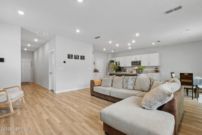 Building Photo - 14753 Cashew Ave