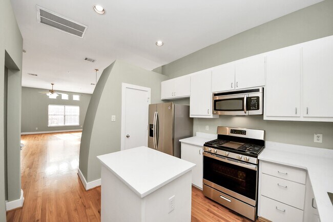 Building Photo - 8715 Meadowcroft Dr