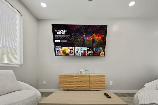 Building Photo - 6606 W Paradise Ln