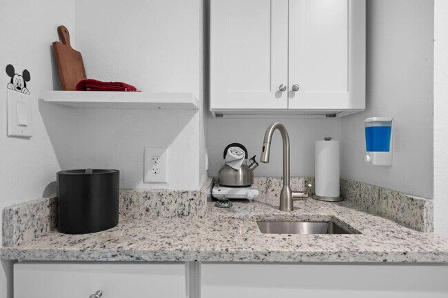 Building Photo - 8303 Palm Pkwy