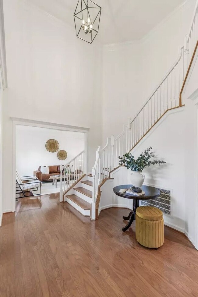 Building Photo - Executive 5BR / 4.5BA Rental In Bellevue
