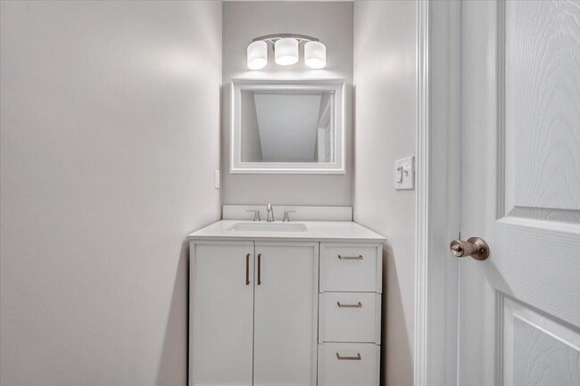 Building Photo - 1702 Baldwin Ave NE