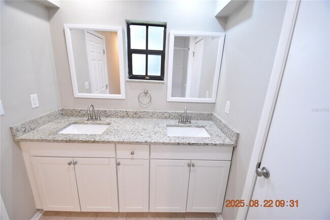 Building Photo - 1455 Ridgelane Cir S