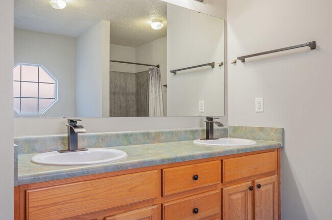 Building Photo - 654 Territory Ln