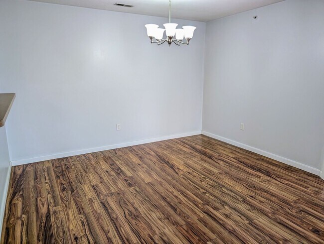 Building Photo - AVAILABLE NOW- Convenient 2 Bed/2 Full Bath Condo in Beavercreek!