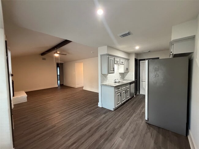 Building Photo - 15931 Kenbrook Dr