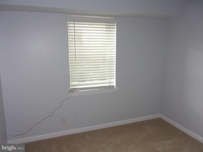 Building Photo - 100 Chesterfield Ln