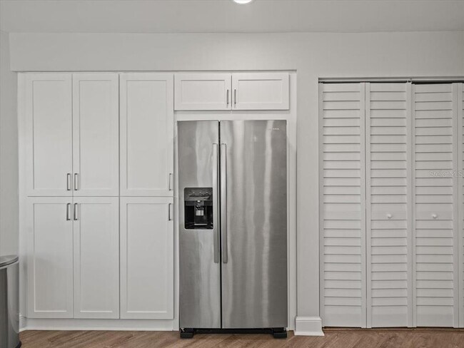 Building Photo - 5900 Bahia Del Mar Cir N