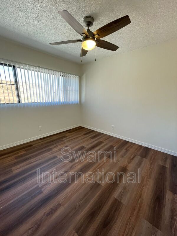 Building Photo - 860 W 50th Pl