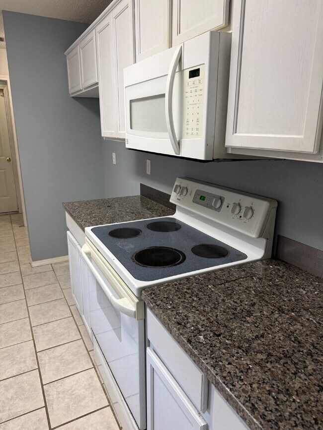 Building Photo - "Charming 3-Bed, 2-Bath Home with 1,368 Sq Ft of Comfort on Tradition Avenue!"