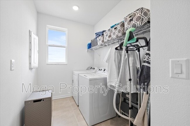 Building Photo - 12195 Stirrup Dr