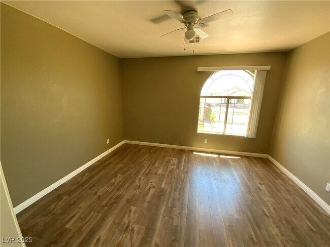 Building Photo - 1001 Eaglewood Dr