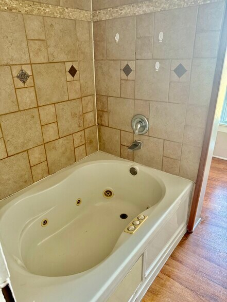 Jet tub and shower - 514 Bellview St
