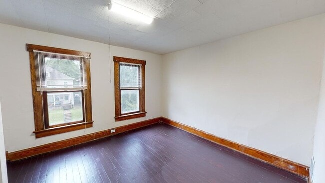 Building Photo - SPACIOUS 4 BEDROOMS / 2 FULL BATHS BEAUTIF...