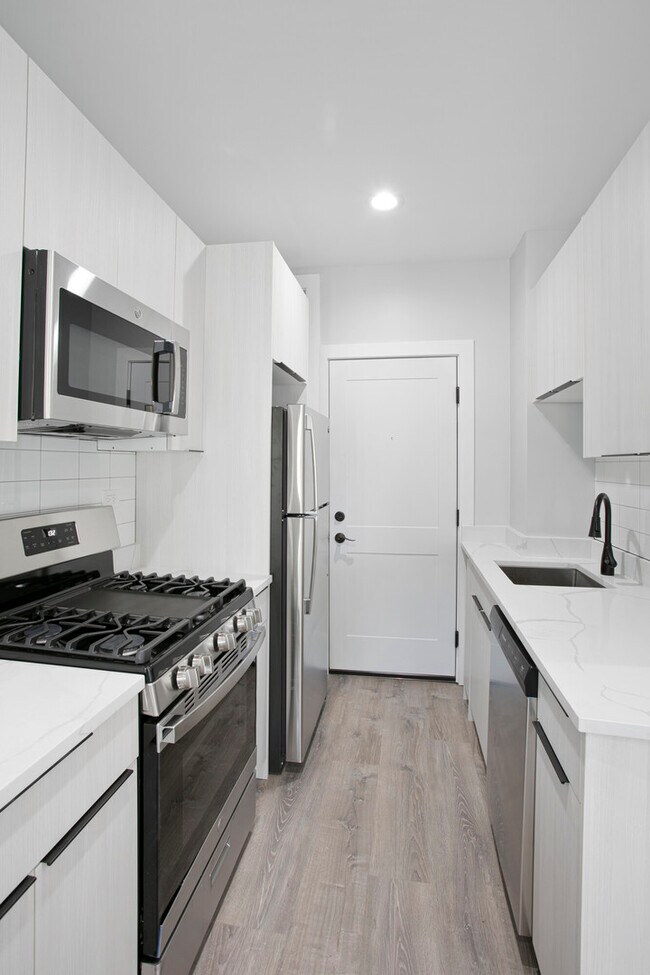 Building Photo - 7736 N Eastlake Terrace