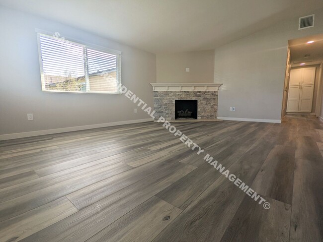 Building Photo - ***$250 MOVE-IN INCENTIVE*** Renovated 3-B...