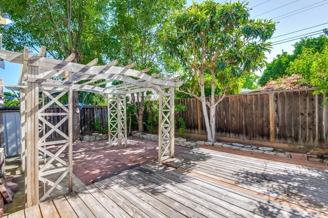 Building Photo - Hardwood Floors- A/C- Full Bedroom and Bath on First Floor: Fresh Paint
