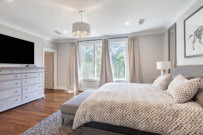 Building Photo - Gorgeous 4/3.5 w/ Bedroom on Main & Large,...