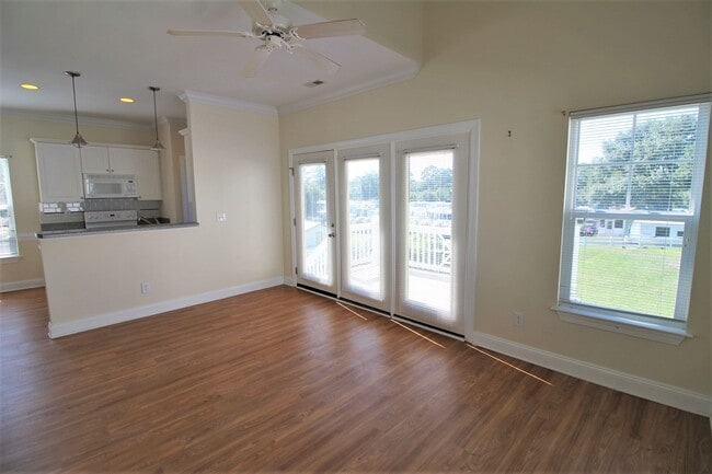 Building Photo - 2BR, 2BA Duplex with Close Water Access fo...