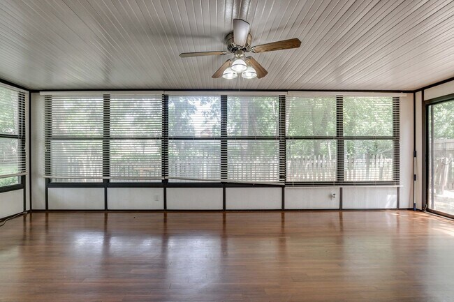 Building Photo - Spacious mid-century ranch home in Clegern