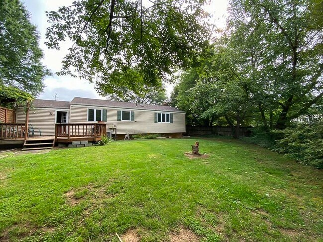 Building Photo - Charming 2-Level, 3 Bed 2 Bath Home In Much Sought After Chalet Woods Location