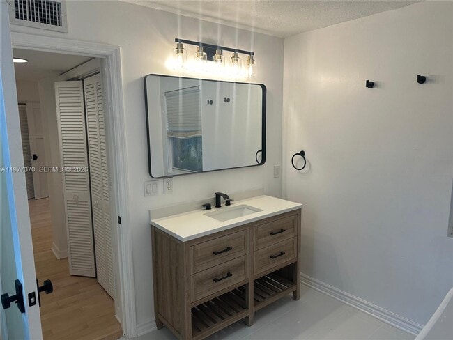 Building Photo - 725 Navarre Ave