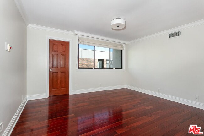 Building Photo - 9323 Burton Wy