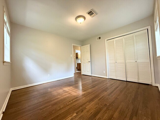Building Photo - 9115 Oak Grove Ln