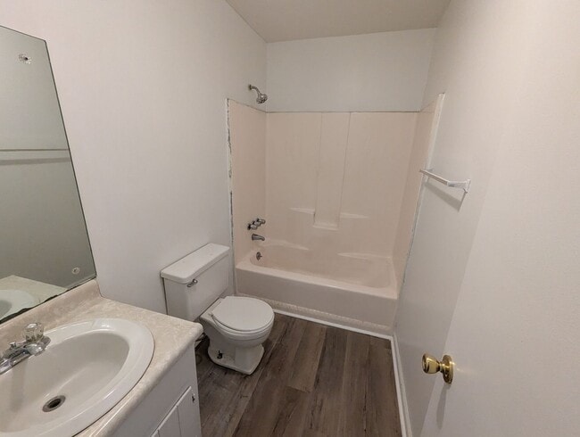 Building Photo - 560/562 Rustwood Dr