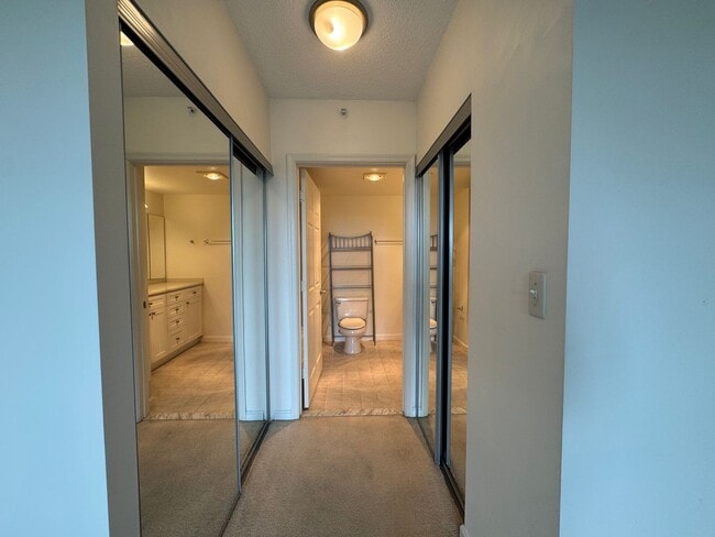 Building Photo - Sun-filled 1 Bed 1 Bath Condo With Private...