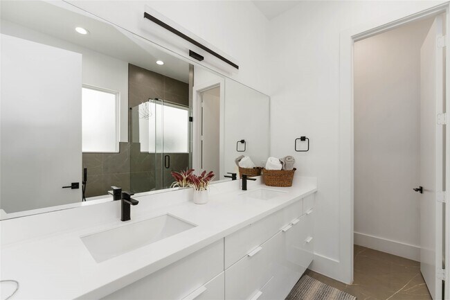 Building Photo - 3410 Baer St