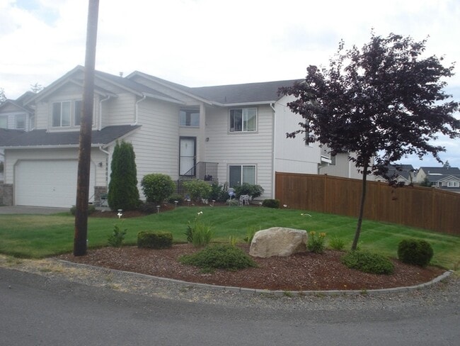 Primary Photo - Beautiful 4 Bedroom Home on a Corner Lot i...