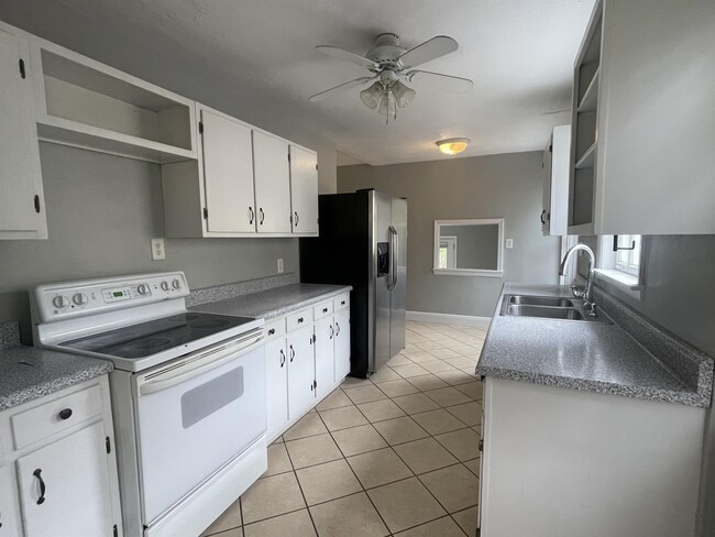 Building Photo - 911 Cherokee Ln