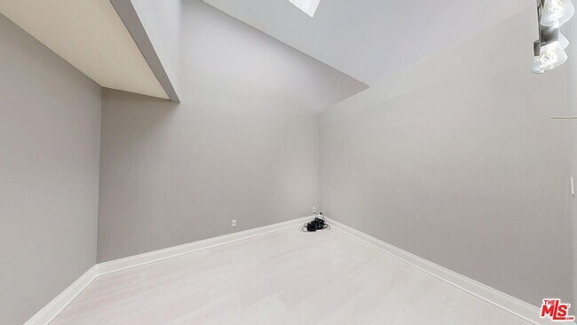 Building Photo - 13331 Moorpark St
