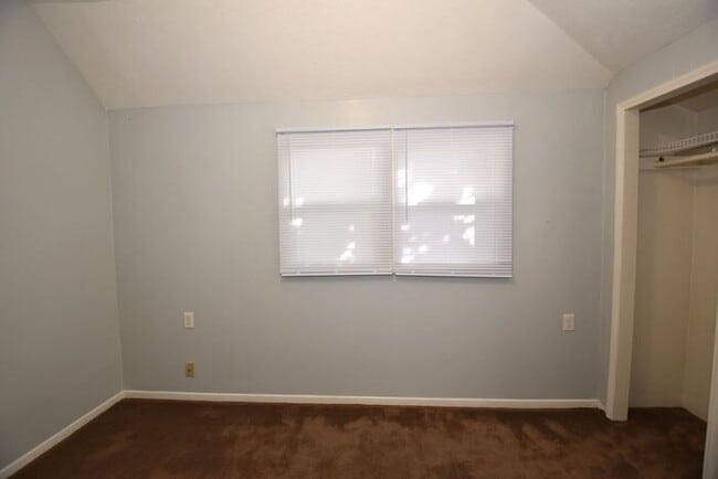 Building Photo - Elkhart 3 bedroom and 2 full baths