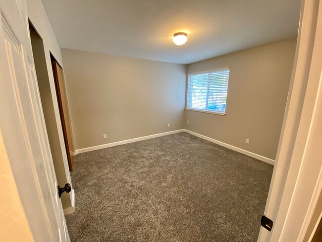 Building Photo - R242b