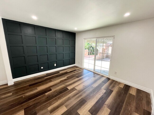 Building Photo - Updated 4B 2BA Home in Paradise Hills w/ S...