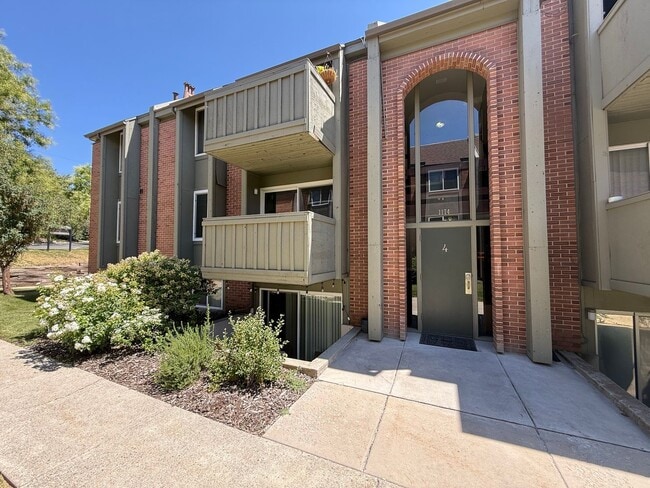 Primary Photo - ** $750 OFF MOVE-IN ** Newly Updated Condo...
